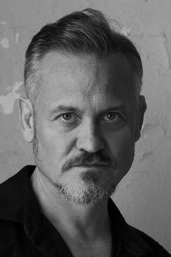 Porträt von Ian Cox, schwarz-weiß 